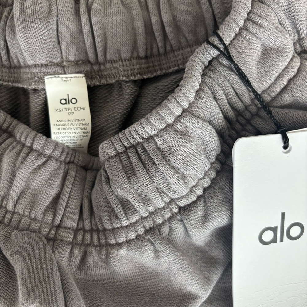 ALO Yoga Accolade Straight Leg Sweatpant Sz. XS Color Grey Wash NWT - Picture 4 of 6